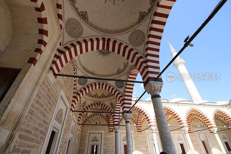 来自Edirne Yildirim Beyazit清真寺庭院的建筑部分